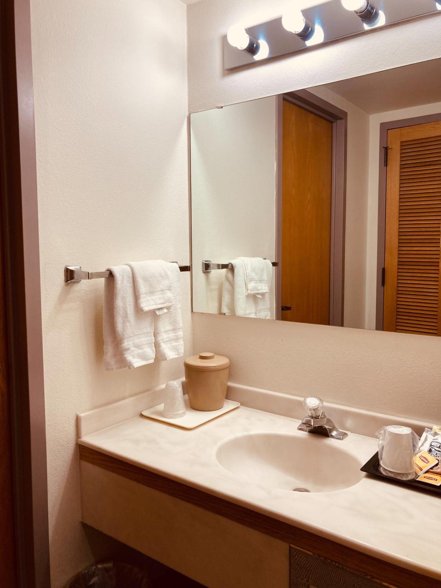 אנקורג' Alex Hotel And Suites מראה חיצוני תמונה